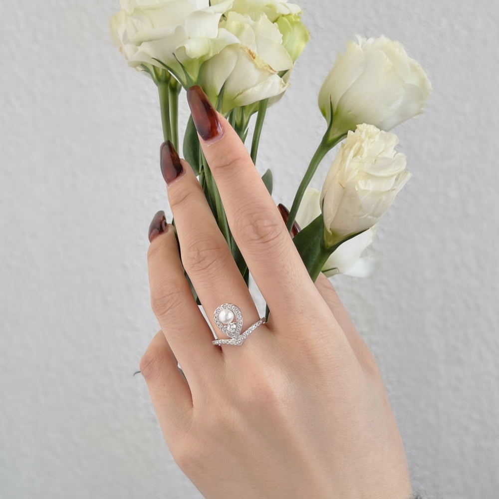 White Arc with Pearl Ring